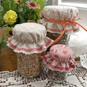 Made in the hoop covers for jam jars or gift jars - machine embroidery designs for jar covers and lettering to personalize: Happy Holidays, Merry Christmas, Treats for You
